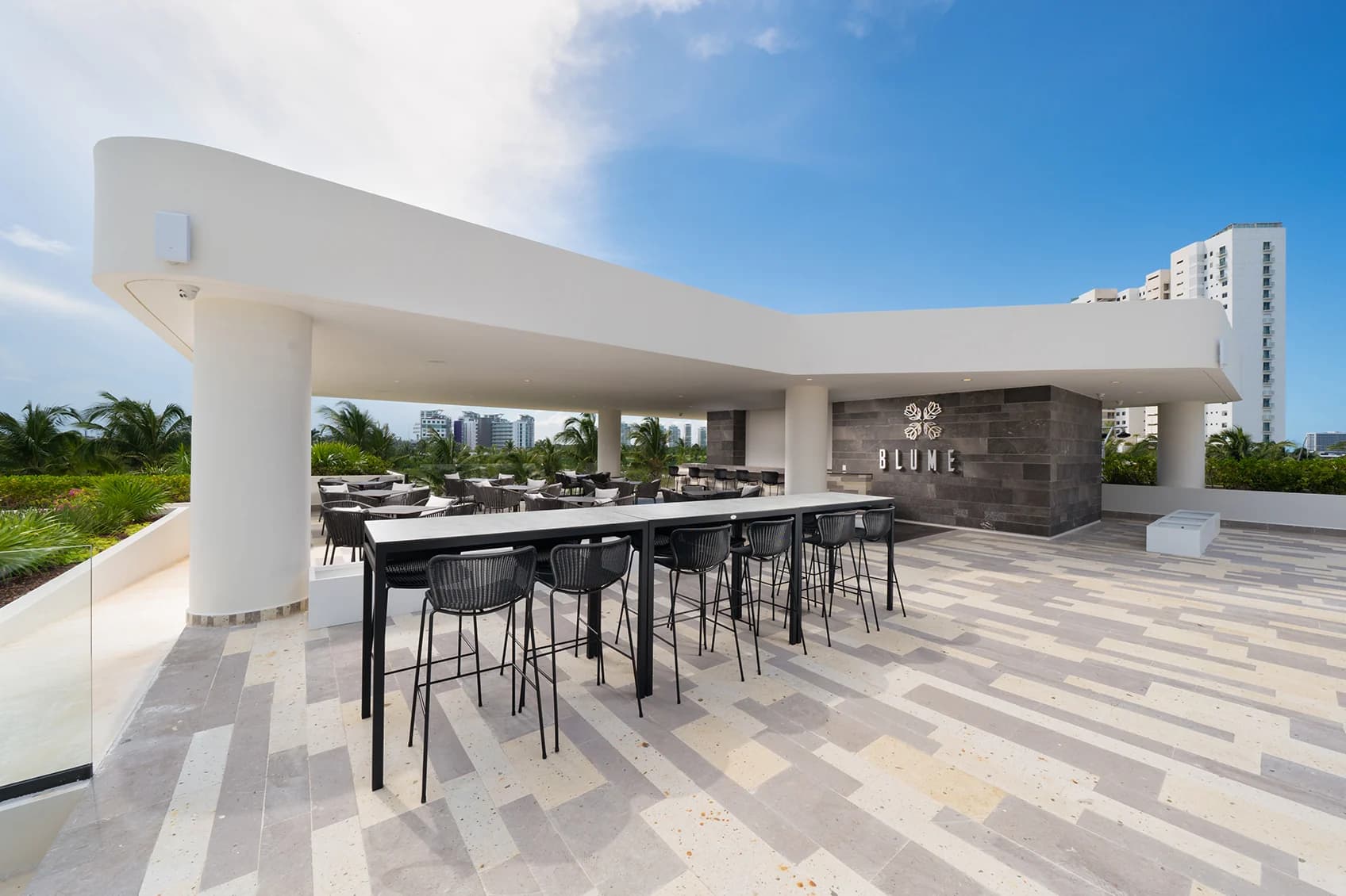 Terraza familiar de Blume Boutique Condos