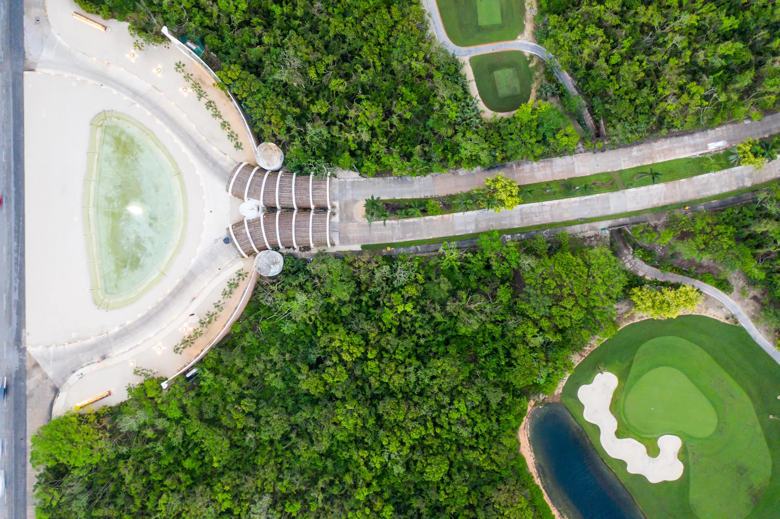 Fotografía aérea del acceso de Corasol y el campo de golf
