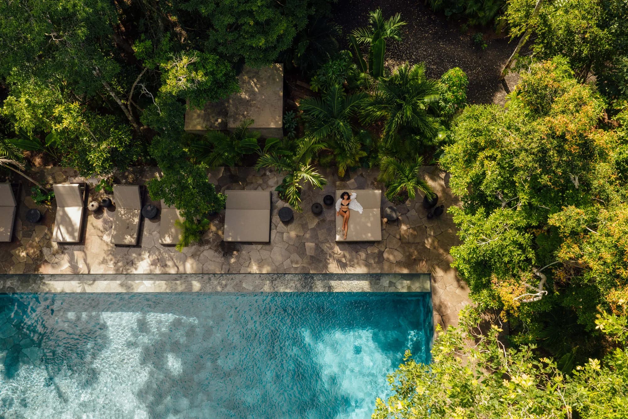 La Reserva, piscina y vegetación en el desarrollo