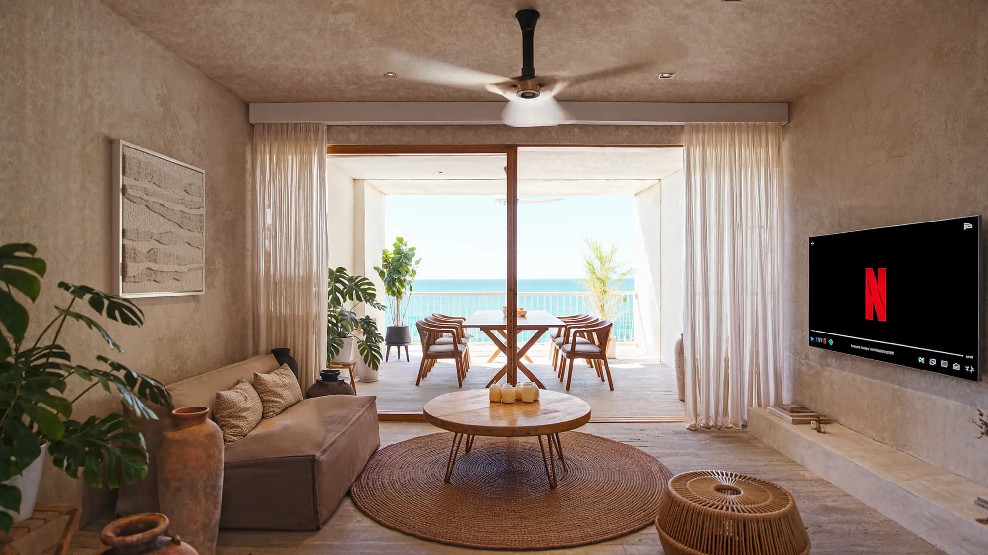 Sala y terraza con vista al mar en Maranta