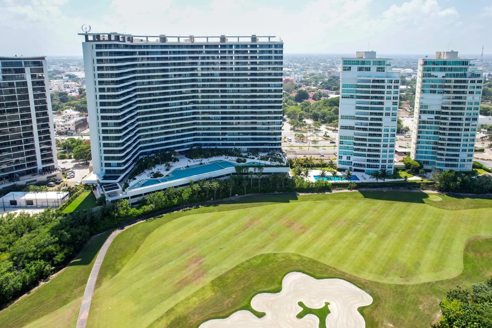 Fotografía de WOHA junto al campo de golf, agosto de 2026