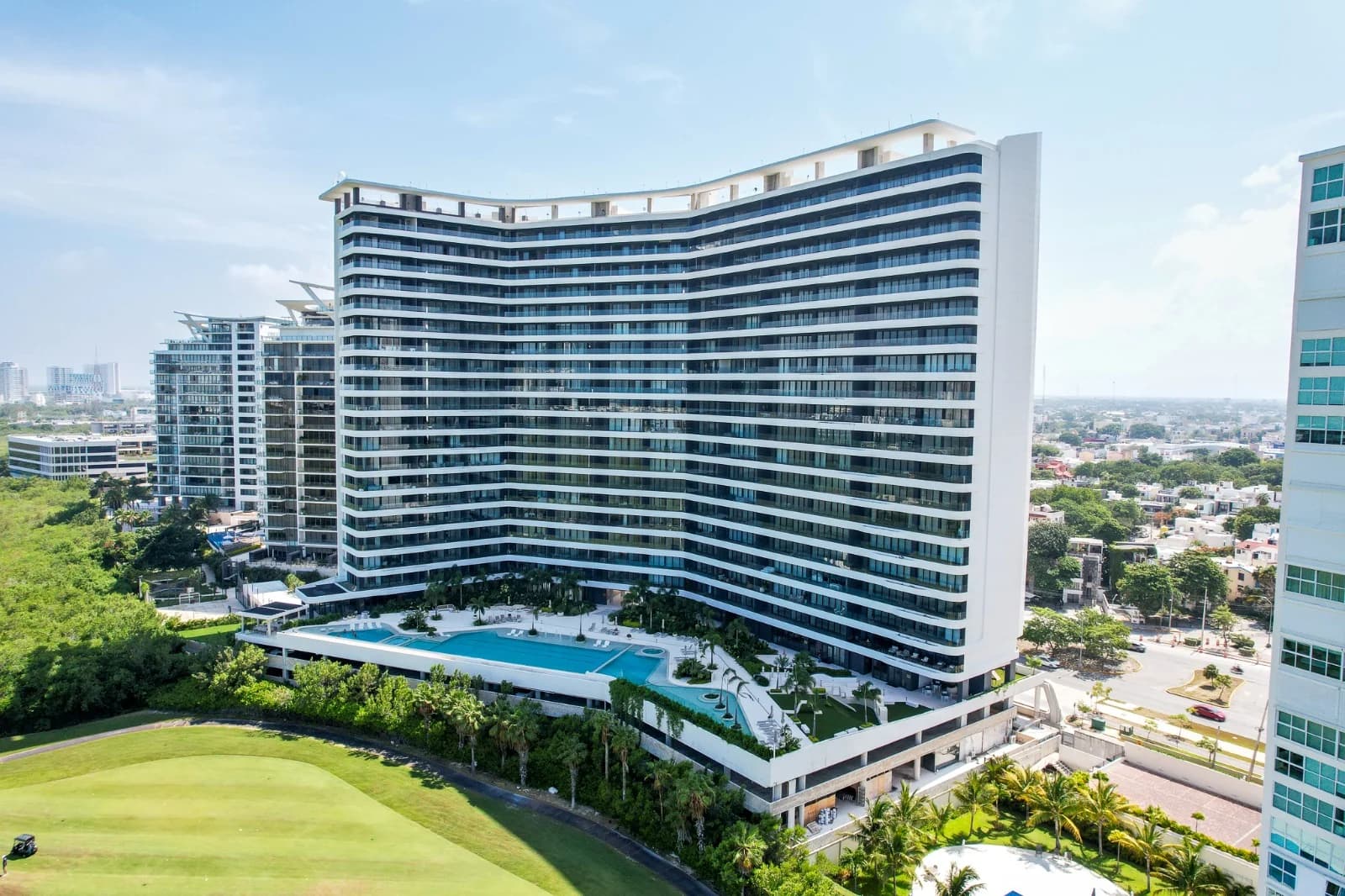 Vista exterior de WOHA Puerto Cancún, agosto de 2026